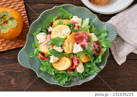 柿と生ハムとカッテージチーズの秋の彩りサラダ 柿と生ハムとカッテージチーズの秋の彩りサラダ 132836225