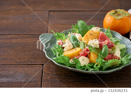 柿と生ハムとカッテージチーズの秋の彩りサラダ 柿と生ハムとカッテージチーズの秋の彩りサラダ 132836231