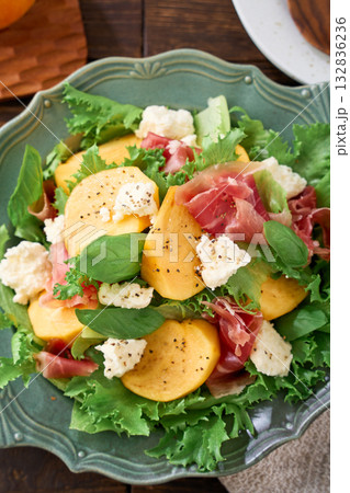 柿と生ハムとカッテージチーズの秋の彩りサラダ 柿と生ハムとカッテージチーズの秋の彩りサラダ 132836236