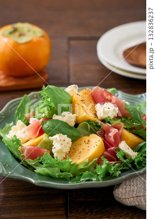柿と生ハムとカッテージチーズの秋の彩りサラダ 柿と生ハムとカッテージチーズの秋の彩りサラダ 132836237