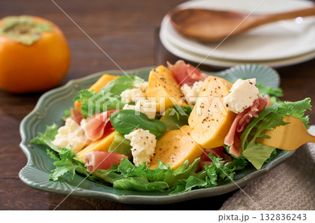 柿と生ハムとカッテージチーズの秋の彩りサラダ 132836243