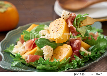 柿と生ハムとカッテージチーズの秋の彩りサラダ 132836245