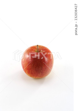 新鮮なりんご 132836427