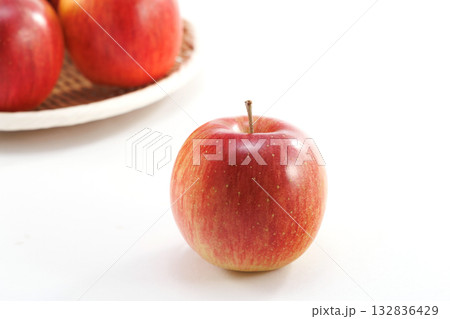 新鮮なりんご 132836429