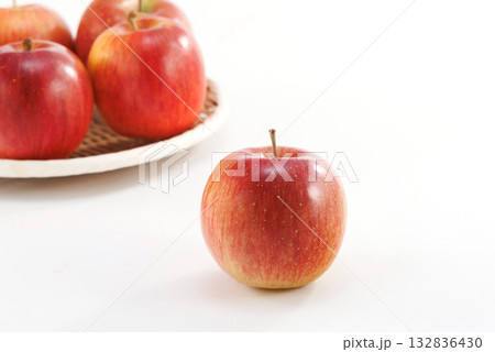 新鮮なりんご 132836430