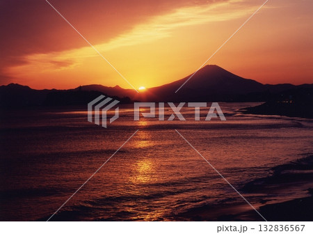 稲村ヶ崎からの夕方の富士山 132836567