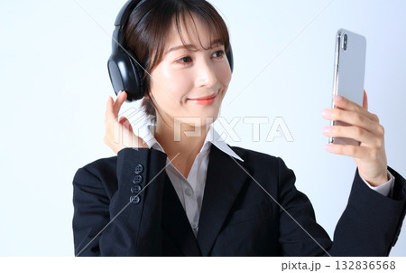 スマホで音楽を聴く女性会社員イメージ 132836568