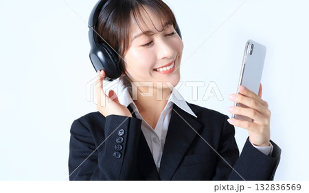 スマホで音楽を聴く女性会社員イメージ 132836569