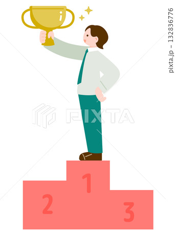 表彰台でトロフィーを掲げる男性 132836776