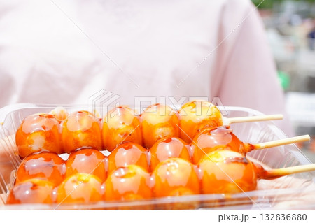 テイクアウトのみたらし団子 照りのある甘じょっぱい和スイーツ テイクアウトのみたらし団子 照りのある甘じょっぱい和スイーツ 132836880