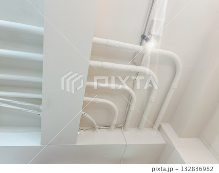 内装の配管 132836982