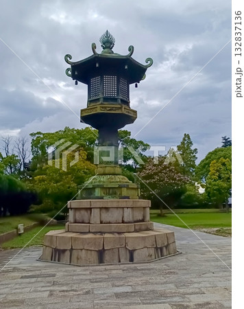 曹洞宗大本山總持寺の本堂客殿である大祖堂の灯籠 曹洞宗大本山總持寺の本堂客殿である大祖堂の灯籠 132837136