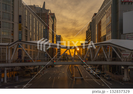 大阪　阿倍野歩道橋から見た街並み　夕景 132837329