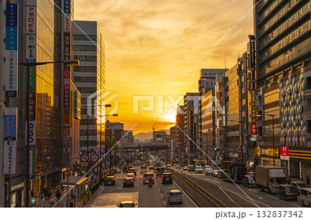 大阪　阿倍野歩道橋から見た街並み　夕景 132837342