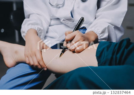 Rehabilitation therapy Professional male physiotherapists working in rehabilitation centers while treating male patients with leg and muscle pain. Rehabilitation therapy Professional male physiotherapists working in rehabilitation centers while treating male patients with leg and muscle pain. 132837464