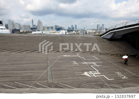 大桟橋デッキを日傘をさして歩く女性 132837697