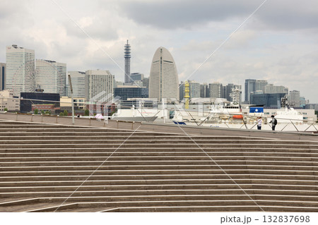 大桟橋から眺めるみなとみらいの街 132837698