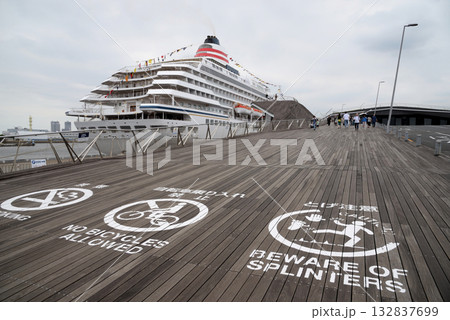 横浜大桟橋に向かうデッキ 132837699