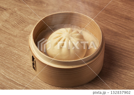 竹せいろに入った中華まん。せいろ、中華まん、肉まん、豚まん、包子など。 竹せいろに入った中華まん。せいろ、中華まん、肉まん、豚まん、包子など。 132837902
