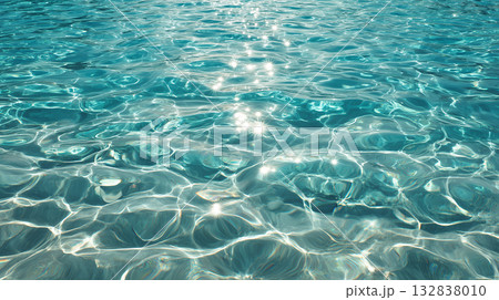 透明なエメラルドグリーンの水面：きらめく太陽の光と水中波紋 132838010