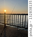 海釣りと夕日 132838135