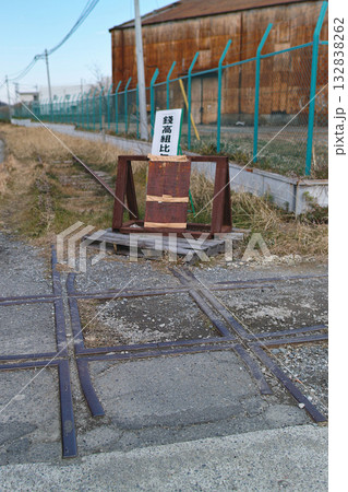 廃線跡に残る線路交差(ダイヤモンドクロッシング)と錆びた倉庫 | 横須賀 廃線跡に残る線路交差(ダイヤモンドクロッシング)と錆びた倉庫 | 横須賀 132838262