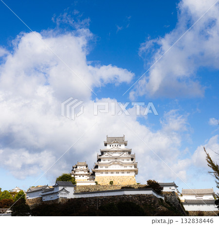 秋の爽やかな青空と世界文化遺産で国宝姫路城のある風景 秋の爽やかな青空と世界文化遺産で国宝姫路城のある風景 132838446