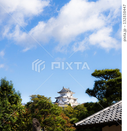 秋の爽やかな青空と世界文化遺産で国宝姫路城のある風景 132838447