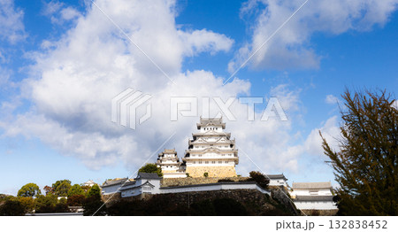 秋の爽やかな青空と世界文化遺産で国宝姫路城のある風景 132838452