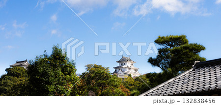 秋の爽やかな青空と世界文化遺産で国宝姫路城のある風景 秋の爽やかな青空と世界文化遺産で国宝姫路城のある風景 132838456