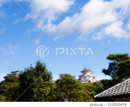 秋の爽やかな青空と世界文化遺産で国宝姫路城のある風景 秋の爽やかな青空と世界文化遺産で国宝姫路城のある風景 132838458