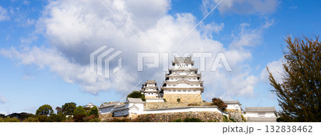 秋の爽やかな青空と世界文化遺産で国宝姫路城のある風景 132838462
