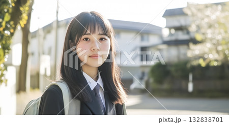 住宅街の道端でたたずむ制服姿の日本人女子高生 132838701