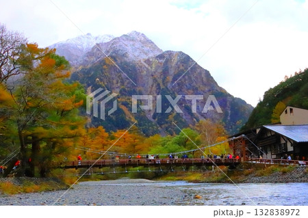 秋の河童橋（上高地・長野県松本市） 132838972