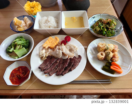 町の大衆食堂で食べる定番メニュー~ビーフステーキ定食(カットステーキとグリル野菜),椀物,小皿料理 町の大衆食堂で食べる定番メニュー~ビーフステーキ定食(カットステーキとグリル野菜),椀物,小皿料理 132839001