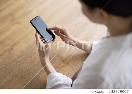 スマホを操作する女性の手のアップ スマホを操作する女性の手のアップ 132839007