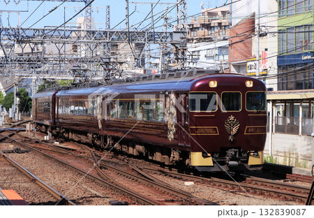 近鉄山市西大寺駅に到着する特急あをによし 132839087