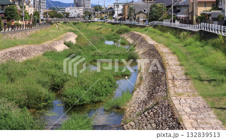 西宮市　仁川の翁橋から見た風景 132839513