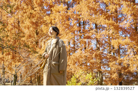 紅葉の中を散歩する女性 ミドルエイジ 紅葉の中を散歩する女性 ミドルエイジ 132839527