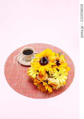 コーヒーと花束のイメージ素材 132839628