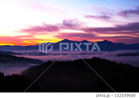 雲海朝焼けの越後三山夜明け 雲海朝焼けの越後三山夜明け 132839680