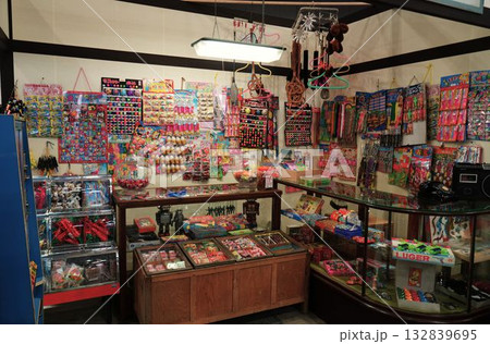 レトロな駄菓子屋 132839695