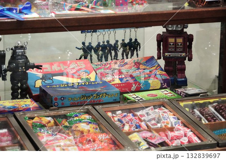 レトロな駄菓子屋 132839697