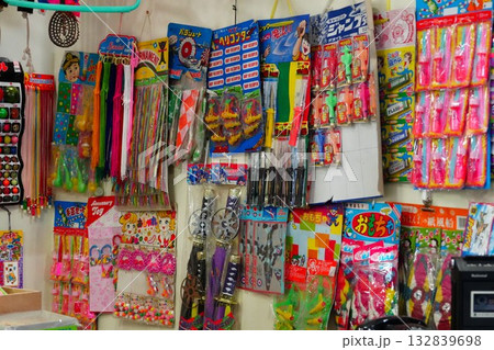レトロな駄菓子屋 132839698