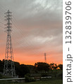 夜明け前の鉄塔 132839706