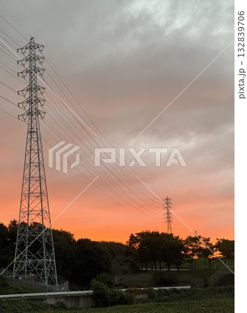 夜明け前の鉄塔 夜明け前の鉄塔 132839706