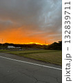 朝焼けに染まる道路 132839711