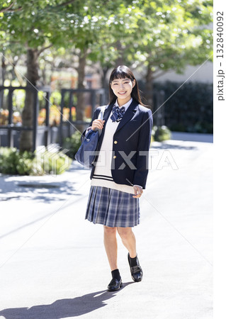 カメラ目線で笑顔の女子高校生　 132840092