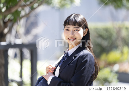 カメラ目線で笑顔の女子高校生 132840249