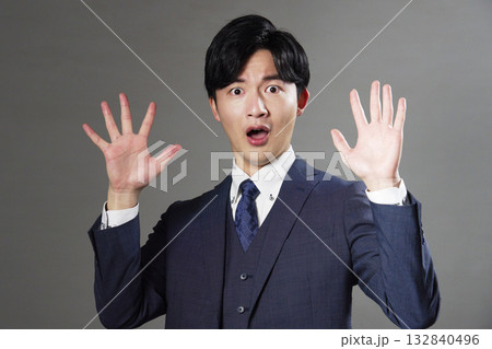 驚くビジネスマン　黒背景 132840496